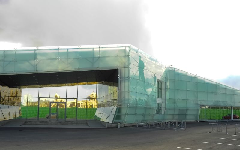 Eishockeyanlage „Tarlan Center“ – Eingang zur Eishockeyanlage in Astana, Kasachstan.